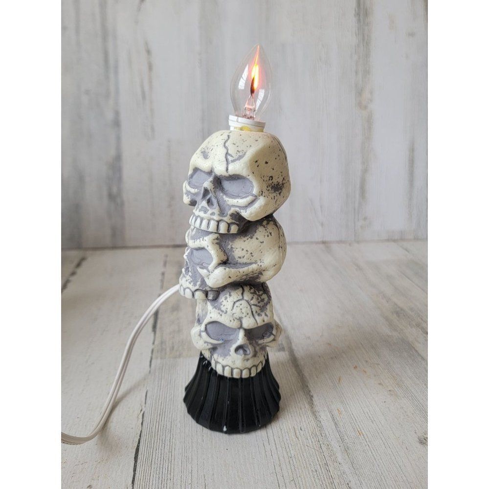 Halloween stacked skulls flickering light prop decor spooky